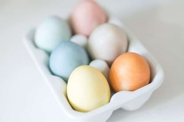 naturally dyes easter eggs